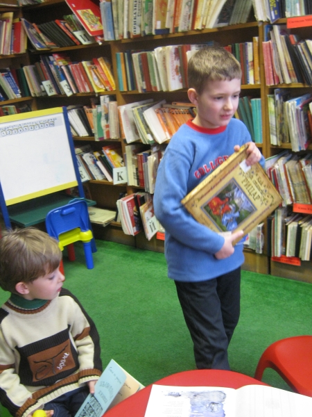 IMG_6485.JPG - Тема: "Вълшебните книжки". С помощта на мама измисляме приказки и стихчета и правим истински илюстровани книжки. Всяко детенце получава подарък по един екземпляр.