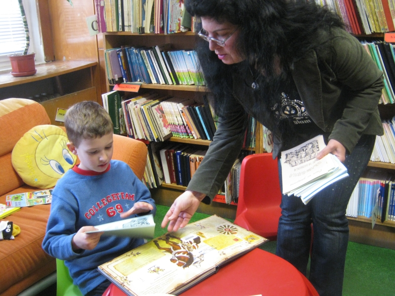 IMG_6486.JPG - Тема: "Вълшебните книжки". С помощта на мама измисляме приказки и стихчета и правим истински илюстровани книжки. Всяко детенце получава подарък по един екземпляр.