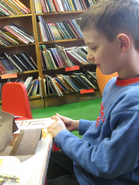 IMG_6488.JPG - Тема: "Вълшебните книжки". С помощта на мама измисляме приказки и стихчета и правим истински илюстровани книжки. Всяко детенце получава подарък по един екземпляр.