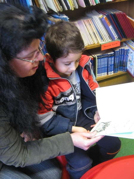 IMG_6497.JPG - Тема: "Вълшебните книжки". С помощта на мама измисляме приказки и стихчета и правим истински илюстровани книжки. Всяко детенце получава подарък по един екземпляр.