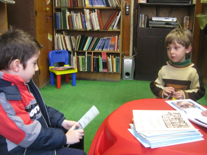 IMG_6498.JPG - Тема: "Вълшебните книжки". С помощта на мама измисляме приказки и стихчета и правим истински илюстровани книжки. Всяко детенце получава подарък по един екземпляр.