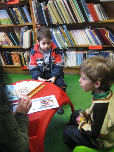 IMG_6500.JPG - Тема: "Вълшебните книжки". С помощта на мама измисляме приказки и стихчета и правим истински илюстровани книжки. Всяко детенце получава подарък по един екземпляр.