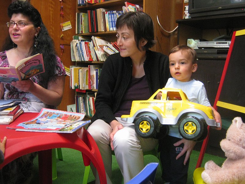 IMG_8030.JPG - Тема: "Никога ли рибките не спят?". Четем стихчета за рибките и морето от Илия Буржев. Правим апликации на тема "Рибките в морето".