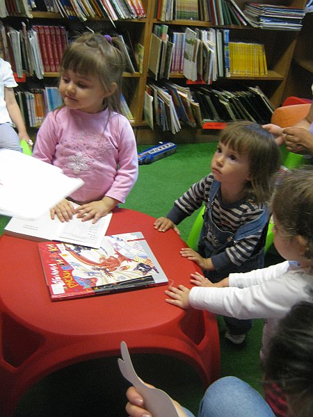 IMG_8051.JPG - Тема: "Никога ли рибките не спят?". Четем стихчета за рибките и морето от Илия Буржев. Правим апликации на тема "Рибките в морето".