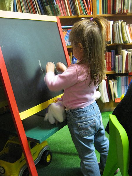 IMG_8065.JPG - Тема: "Никога ли рибките не спят?". Четем стихчета за рибките и морето от Илия Буржев. Правим апликации на тема "Рибките в морето".