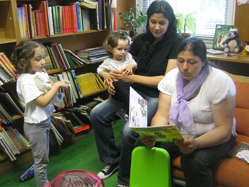 IMG_8069.JPG - Тема: "Никога ли рибките не спят?". Четем стихчета за рибките и морето от Илия Буржев. Правим апликации на тема "Рибките в морето".