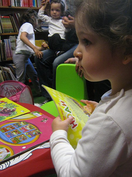 IMG_8071.JPG - Тема: "Никога ли рибките не спят?". Четем стихчета за рибките и морето от Илия Буржев. Правим апликации на тема "Рибките в морето".