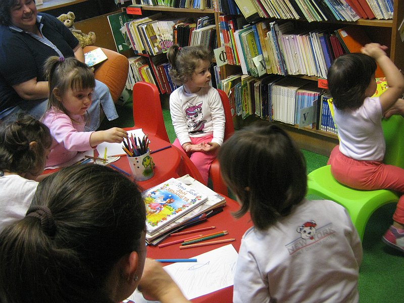 IMG_8088.JPG - Тема: "Никога ли рибките не спят?". Четем стихчета за рибките и морето от Илия Буржев. Правим апликации на тема "Рибките в морето".