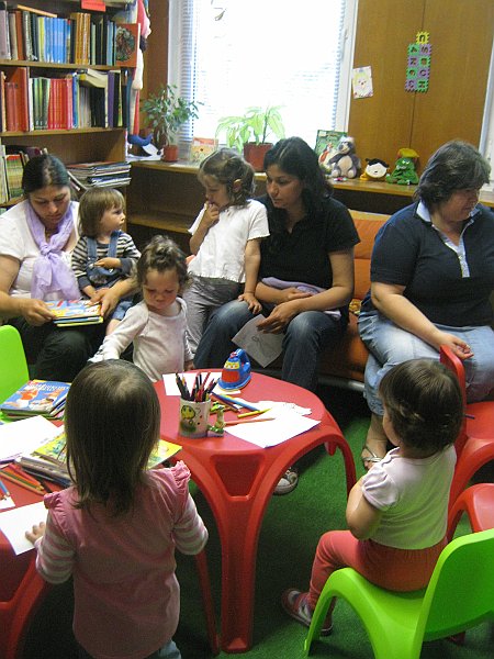 IMG_8107.JPG - Тема: "Никога ли рибките не спят?". Четем стихчета за рибките и морето от Илия Буржев. Правим апликации на тема "Рибките в морето".