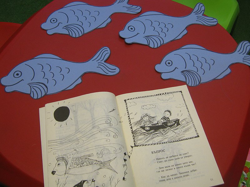 IMG_8141.JPG - Тема: "Никога ли рибките не спят?". Четем стихчета за рибките и морето от Илия Буржев. Правим апликации на тема "Рибките в морето".