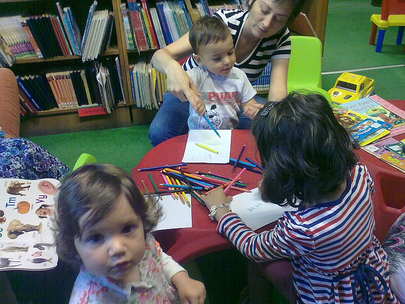 08052013698.jpg - Тема: "Зайчета немирници". Четем приказката "Вироглавото зайче" от Ангел Каралийчев и се учим да рисуваме Зайче Байче.