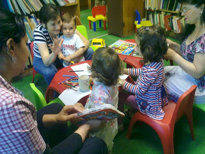 08052013701.jpg - Тема: "Зайчета немирници". Четем приказката "Вироглавото зайче" от Ангел Каралийчев и се учим да рисуваме Зайче Байче.