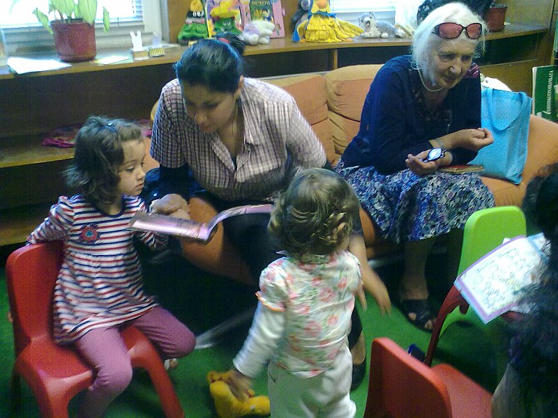 08052013732.jpg - Тема: "Зайчета немирници". Четем приказката "Вироглавото зайче" от Ангел Каралийчев и се учим да рисуваме Зайче Байче.