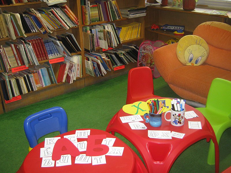 IMG_8294.JPG - Тема: "Буквички любими". Четем книжката на Ангелина Жекова "Котешка азбука" и стихотворения от български поети, посветени на 24 май.