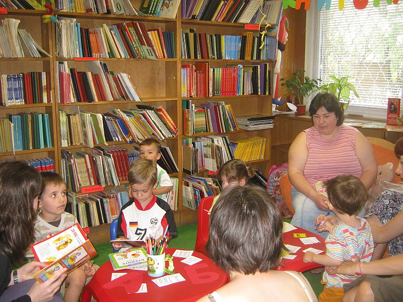 IMG_8309.JPG - Тема: "Буквички любими". Четем книжката на Ангелина Жекова "Котешка азбука" и стихотворения от български поети, посветени на 24 май.