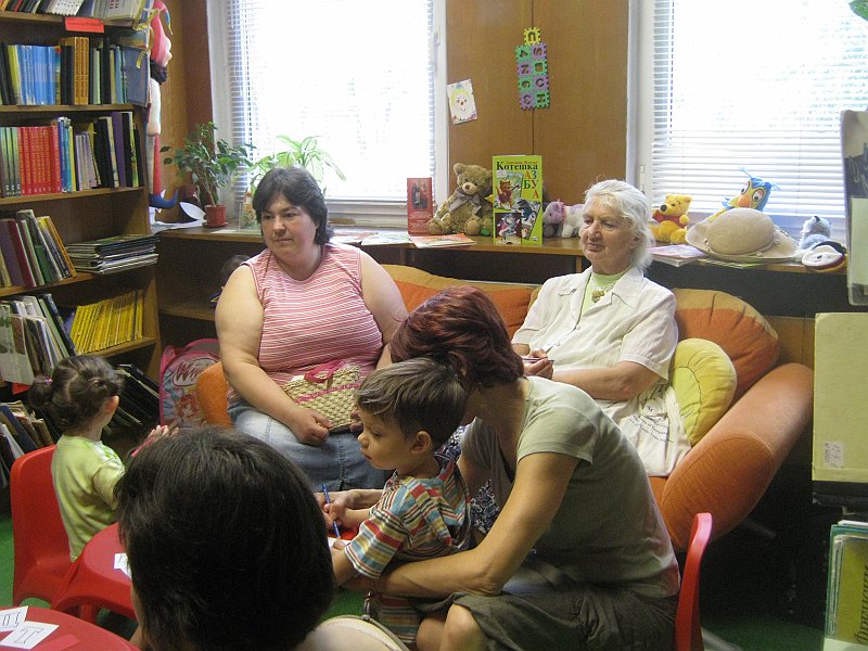 IMG_8310.JPG - Тема: "Буквички любими". Четем книжката на Ангелина Жекова "Котешка азбука" и стихотворения от български поети, посветени на 24 май.