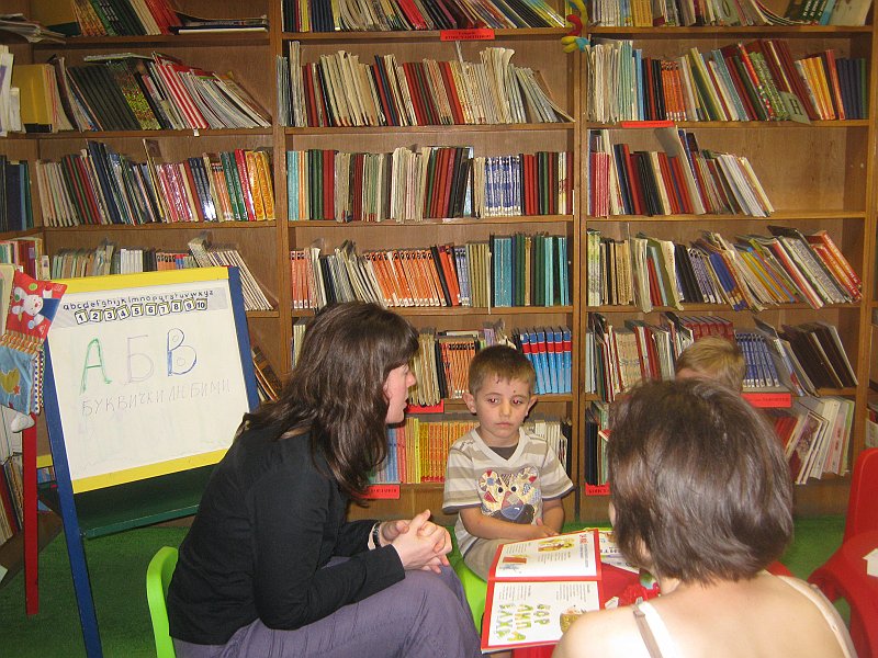 IMG_8311.JPG - Тема: "Буквички любими". Четем книжката на Ангелина Жекова "Котешка азбука" и стихотворения от български поети, посветени на 24 май.