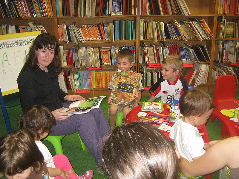 IMG_8314.JPG - Тема: "Буквички любими". Четем книжката на Ангелина Жекова "Котешка азбука" и стихотворения от български поети, посветени на 24 май.