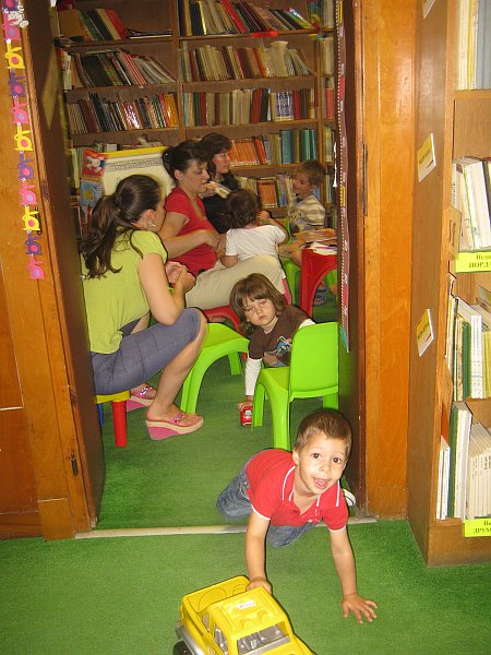 IMG_8316.JPG - Тема: "Буквички любими". Четем книжката на Ангелина Жекова "Котешка азбука" и стихотворения от български поети, посветени на 24 май.