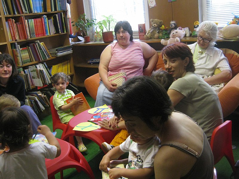 IMG_8319.JPG - Тема: "Буквички любими". Четем книжката на Ангелина Жекова "Котешка азбука" и стихотворения от български поети, посветени на 24 май.