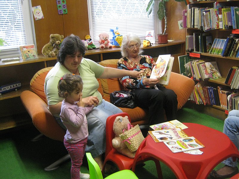 IMG_8435.JPG - Тема: "Да докоснем с ръчички небето за празника - Ден на детето!" Четем стихове от поетесите Леда Милева, Петя Йорданова и Ангелина Жекова, посветени на 1 юни.