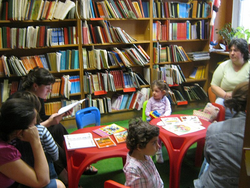 IMG_8440.JPG - Тема: "Да докоснем с ръчички небето за празника - Ден на детето!" Четем стихове от поетесите Леда Милева, Петя Йорданова и Ангелина Жекова, посветени на 1 юни.