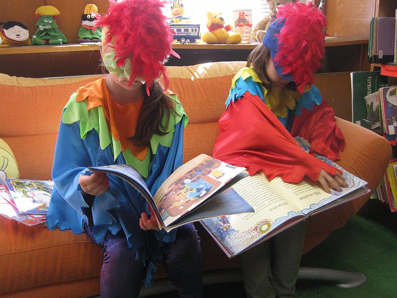 IMG_8148.JPG - Детски театър "Арти" гостува на малките читатели в "Стаята на приказките" в Националната библиотечна седмица