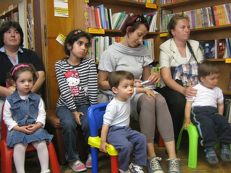 IMG_8156.JPG - Детски театър "Арти" гостува на малките читатели в "Стаята на приказките" в Националната библиотечна седмица