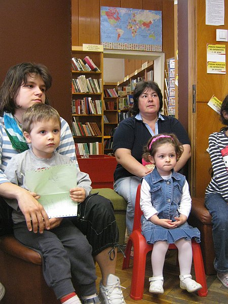 IMG_8157.JPG - Детски театър "Арти" гостува на малките читатели в "Стаята на приказките" в Националната библиотечна седмица