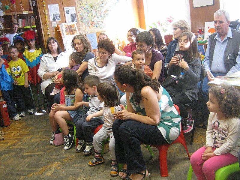 IMG_8158.JPG - Детски театър "Арти" гостува на малките читатели в "Стаята на приказките" в Националната библиотечна седмица