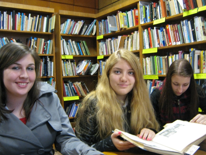 IMG_1438.JPG - Ученици от I ЕГ с ръководител Пламен Панчев гостуват в отдела по програма "Успех". Разговор и запознаване с периодичните издания, в които са поместени материали от съученици в предишни випуски.