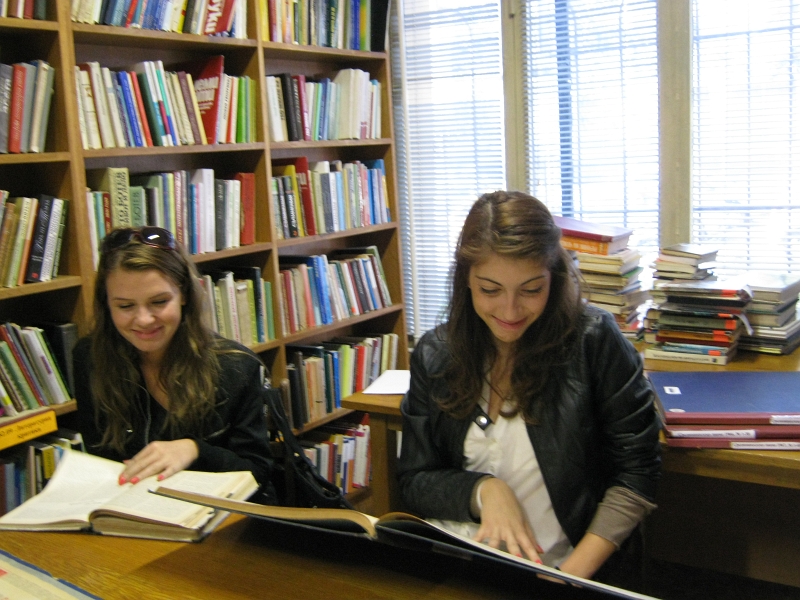 IMG_1439.JPG - Ученици от I ЕГ с ръководител Пламен Панчев гостуват в отдела по програма "Успех". Разговор и запознаване с периодичните издания, в които са поместени материали от съученици в предишни випуски.