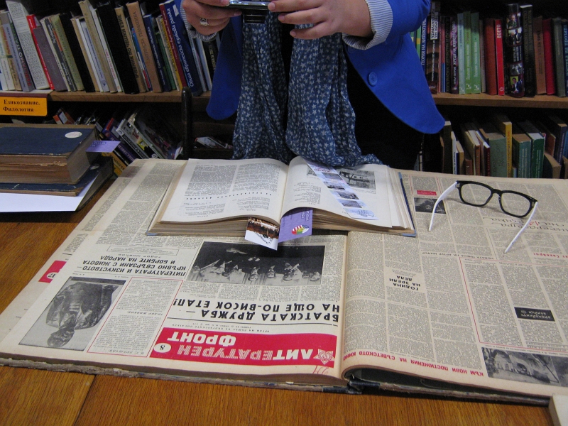 IMG_1441.JPG - Ученици от I ЕГ с ръководител Пламен Панчев гостуват в отдела по програма "Успех". Разговор и запознаване с периодичните издания, в които са поместени материали от съученици в предишни випуски.