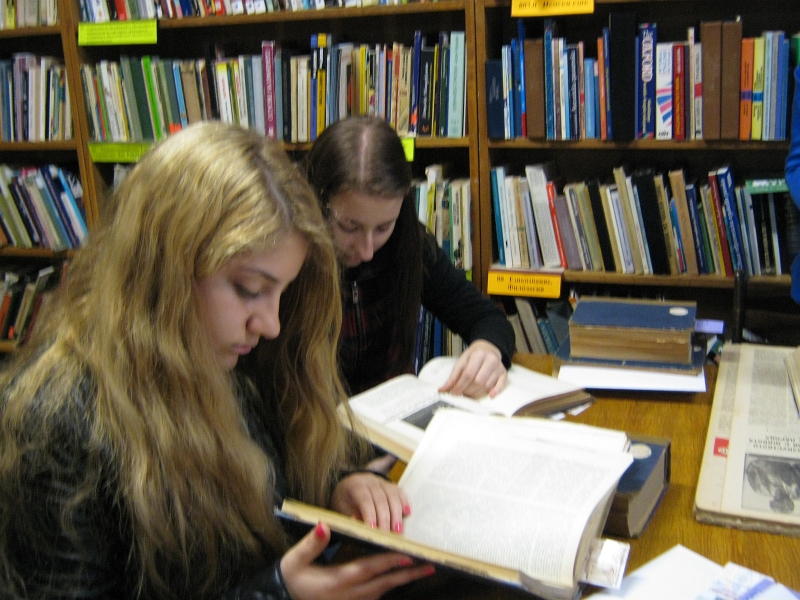 IMG_1442.JPG - Ученици от I ЕГ с ръководител Пламен Панчев гостуват в отдела по програма "Успех". Разговор и запознаване с периодичните издания, в които са поместени материали от съученици в предишни випуски.