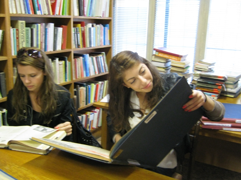 IMG_1443.JPG - Ученици от I ЕГ с ръководител Пламен Панчев гостуват в отдела по програма "Успех". Разговор и запознаване с периодичните издания, в които са поместени материали от съученици в предишни випуски.