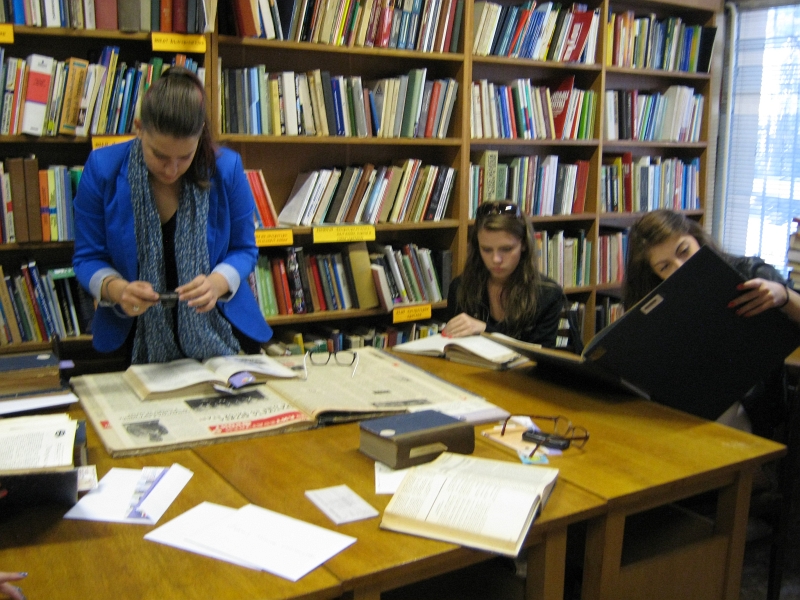 IMG_1444.JPG - Ученици от I ЕГ с ръководител Пламен Панчев гостуват в отдела по програма "Успех". Разговор и запознаване с периодичните издания, в които са поместени материали от съученици в предишни випуски.