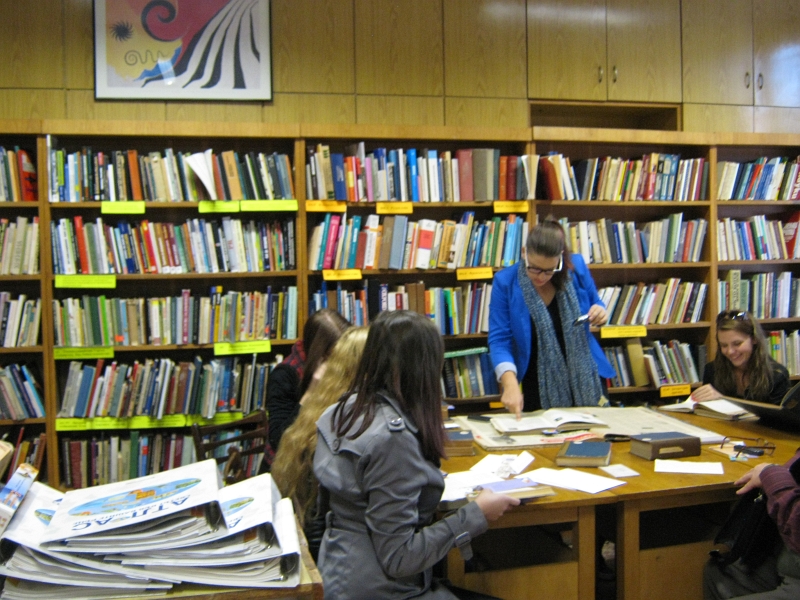 IMG_1445.JPG - Ученици от I ЕГ с ръководител Пламен Панчев гостуват в отдела по програма "Успех". Разговор и запознаване с периодичните издания, в които са поместени материали от съученици в предишни випуски.