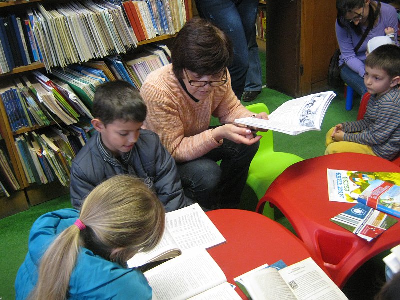 IMG_5210.JPG - Четене на приказки от Андерсен и Ангел Каралийчев с деца от ОУ "Черноризец Храбър"