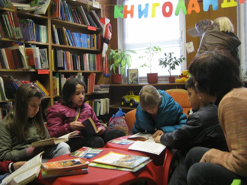 IMG_5216.JPG - Четене на приказки от Андерсен и Ангел Каралийчев с деца от ОУ "Черноризец Храбър"