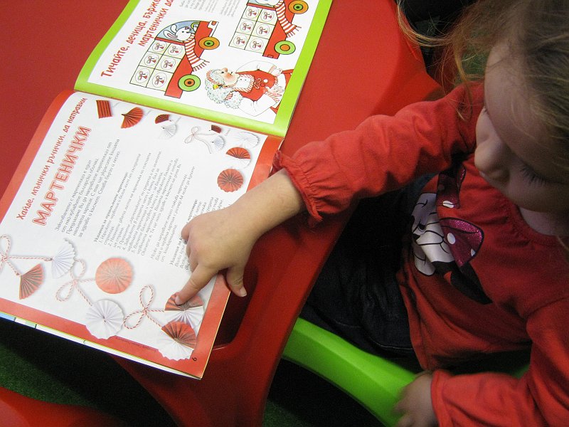 IMG_4148.JPG - Четем стихчета за Баба Марта и се учим да плетем мартенички