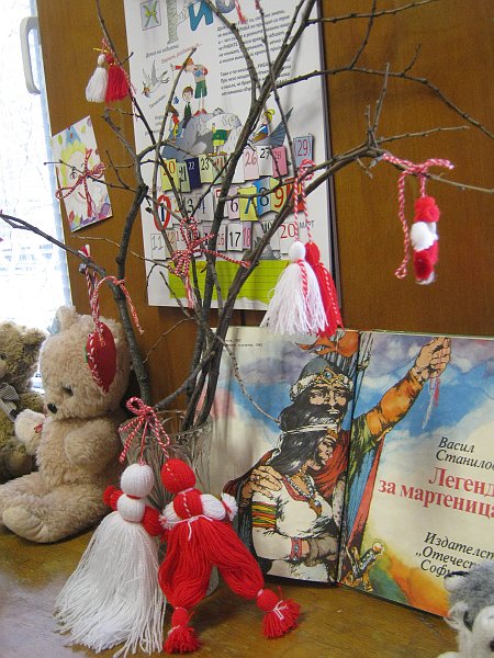 IMG_4155.JPG - Четем стихчета за Баба Марта и се учим да плетем мартенички