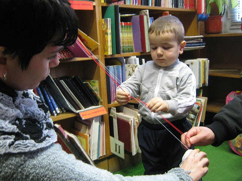 IMG_4159.JPG - Четем стихчета за Баба Марта и се учим да плетем мартенички