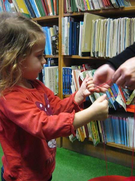 IMG_4162.JPG - Четем стихчета за Баба Марта и се учим да плетем мартенички