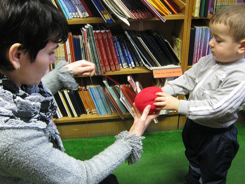 IMG_4165.JPG - Четем стихчета за Баба Марта и се учим да плетем мартенички