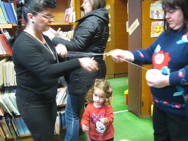 IMG_4170.JPG - Четем стихчета за Баба Марта и се учим да плетем мартенички