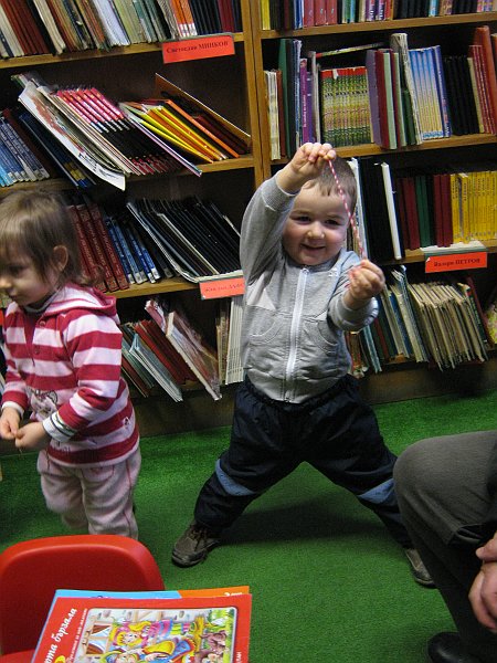 IMG_4174.JPG - Четем стихчета за Баба Марта и се учим да плетем мартенички