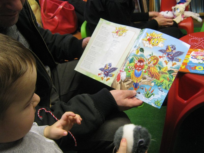 IMG_4176.JPG - Четем стихчета за Баба Марта и се учим да плетем мартенички