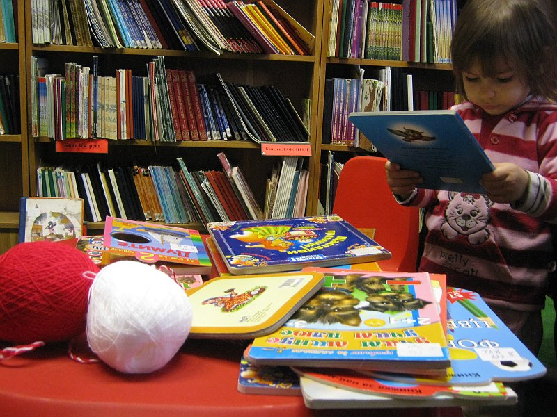 IMG_4184.JPG - Четем стихчета за Баба Марта и се учим да плетем мартенички