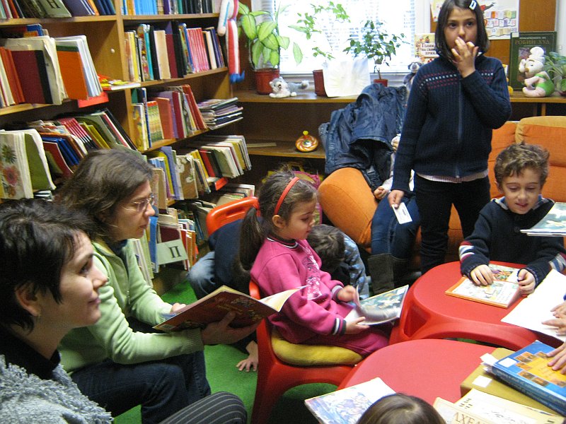 IMG_3315.JPG - Четем приказката "Палавото меченце"