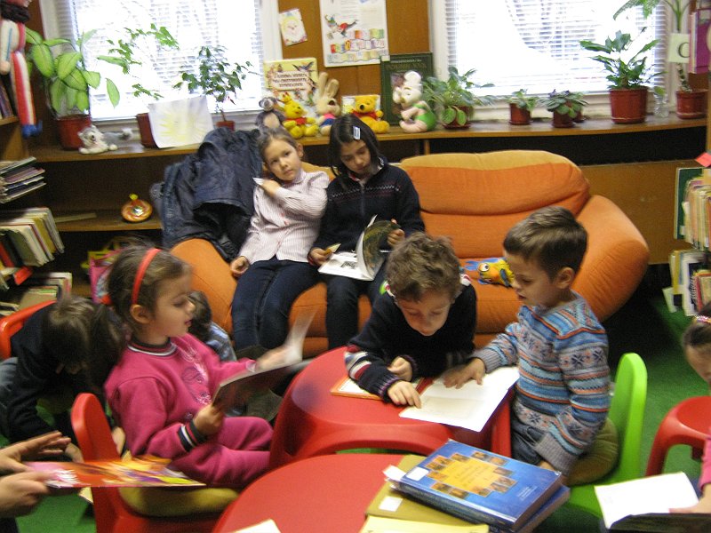 IMG_3316.JPG - Четем приказката "Палавото меченце"